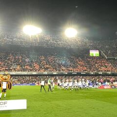 Tifo con el lema 'bronco' y 40.000 banderas para dar colorido