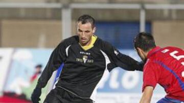 <b>BATIDO. </b>López Silva intena una jugada ante la oposición del jugador del Roquetas Morillas.