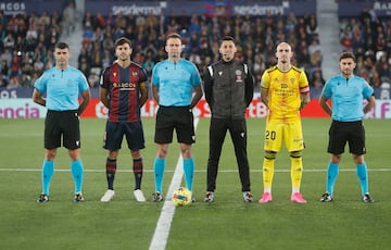 López Toca flanqueado por lops capitanes de Levante y Mirandés Rober Pier y Oriol Rey.