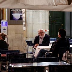 ¿A qué hora cierran bares, terrazas y restaurantes? Horarios en Madrid, Andalucía, Cataluña...