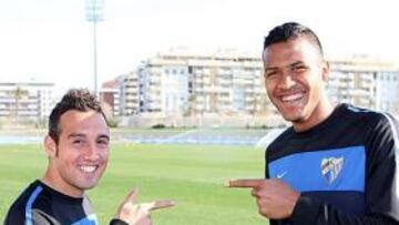 <b>COMPAÑEROS Y EL MIÉRCOLES, RIVALES. </b>Imagen de Santi Cazorla y Salomón Rondón ayer por la mañana en el Ciudad de Málaga antes del entrenamiento del Málaga.