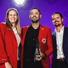 Clint Dempsey es inducido al Salón de la Fama del fútbol estadounidense