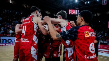 Los jugadores del Casademont Zaragoza celebran la victoria ante el Bàsquet Girona en la 13ª jornada de la Liga Endesa.