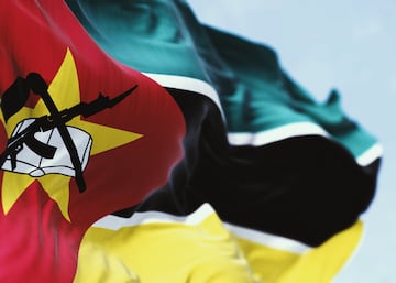 La bandera de Mozambique presenta imagen de un fusil AK-47 y es la ¨²nica bandera del mundo que representa un fusil moderno. Simboliza los combates del pueblo por la independencia del pa¨ªs.