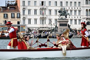 Un gran número de turistas y curiosos se congregaron en torno al Gran Canal de Venecia para presenciar la Regata Histórica anual de góndolas y 
 embarcaciones, que tiene lugar en la ciudad italiana. Se trata de uno de los
acontecimientos más antiguos que se celebran en la laguna, ya que su origen se remonta, al menos, al siglo XIII.