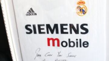 Esta es la camiseta que Raúl le regaló y dedicó a Chen Yansheng.