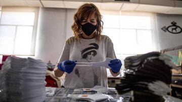 El sencillo método para comprobar la eficacia ante el virus de una mascarilla casera