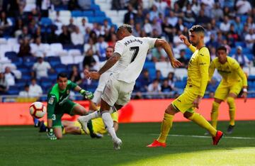 Real Madrid's Mariano scores their third goal against Villarreal.