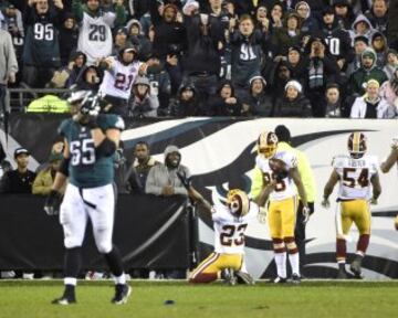 En el siguiente drive los Redskins hac¨ªan un 3 and out y le devolv¨ªan el cuero a los Eagles, pero lejos de lograr empatar el partido un fumble de Sam Bradford recuperado por DeAngleo Hall supondr¨ªa un nuevo touchdown de los Redskins, que pon¨ªan el 30 a 17 en el luminoso.
