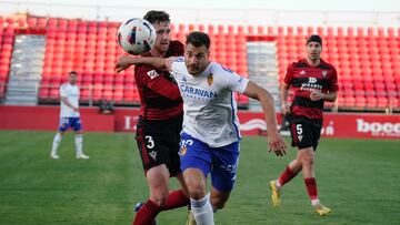 Barbu pugna con Bakis en el duelo frente al Real Zaragoza.
