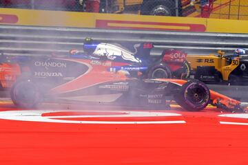 El asturiano tuvo que abandonar al principio de la carrera tras haber sido golpeado por Kvyat. A consecuencia del golpe el asturiano se llevó por delante el monoplaza del neerlandés Max Verstappen. Sólo el ruso pudo continuar aunque tuvo muchos problemas en la carrera.