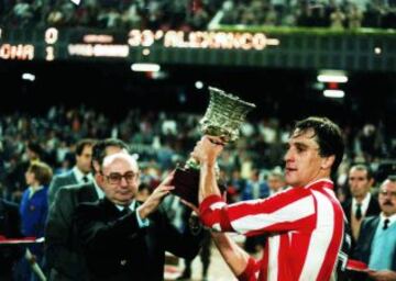 En 1985, el Atlético de Madrid ganó la Supercopa de España contra el Barcelona. En la foto, Miguel Ángel Ruiz recibe el trofeo de manos de Jose Luis Roca.