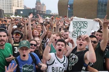 Las calles de Wisconsin bañadas de seguidores de los Bucks.