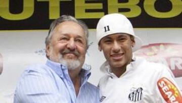 <b>BUENA RELACIÓN. </b>Neymar no quiere salir si la operación no es rentable para el Santos.