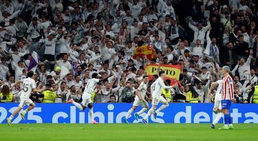 Valverde corre hacia la banda para celebrar el gol, consciente de que su tanto cambia el pulso del partido y pone al Madrid por delante.