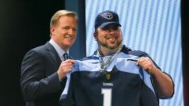 Roger Goodell sostiene la camiseta de Marcus Mariota, que no estaba presente en Chicago durante la ceremonia del draft.
