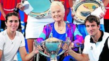 <b>VICTORIOSOS. </b>María José Martínez y Tommy Robredo recogen el trofeo de manos de Lucie Hopman, viuda del mítico Harry Hopman.