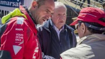 El Rey Juan Carlos departe con Xavier Ferández (Izqda.) y Pedro Campos (Der.) a su llegada al 'Mapfre' en Gotemburgo.