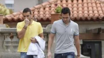 <b>SÓLO QUEDARÁ UNO. </b>Falcón y Sergio abandonaron ayer la sede celeste al mismo tiempo.