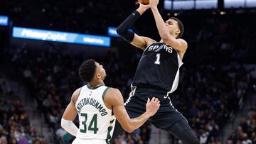 San Antonio (United States), 05/01/2024.- San Antonio Spurs center Victor Wembanyama of France shoots over Milwaukee Bucks forward Giannis Antetokounmpo of Greece during the second half of an NBA game in San Antonio, Texas, USA, 04 January 2024. (Baloncesto, Francia, Grecia) EFE/EPA/ADAM DAVIS SHUTTERSTOCK OUT
