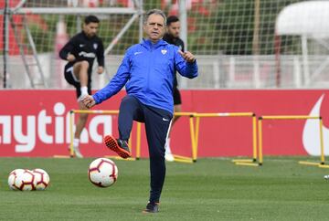 Alterna sus facetas de director deportivo del Sevilla y entrenador interino cuando el club lo requiere. Su último periodo como técnico del club sevillano fue la temporada pasada.
