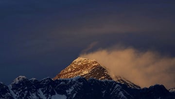 Imagen de la cima del Monte Everest, la cumbre m&aacute;s alta del mundo.