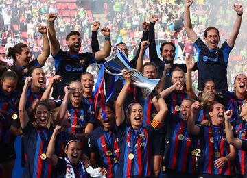 Alexia Putellas levanta el trofeo de la Champions League rodeada de sus compañeras.