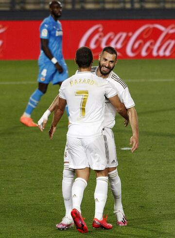 1-0. Karim Benzema celebró el primer gol con Eden Hazard.