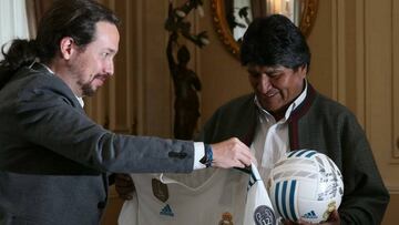 Pablo Iglesias regalando la camiseta del Real Madrid a Evo Morales.