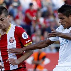 Varane, sustituido en el descanso por lesión en la pierna derecha