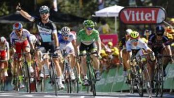 Mark Cavendish se impone a André Greipel y Peter Sagan en la séptima etapa.