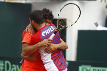 Hans Podlipnik y Christian Garin se abrazan tras la victoria en el dobles.