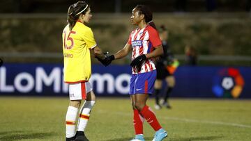 Francisca Ordega saluda a una jugadora rival.