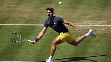 Spain's Carlos Alcaraz returns the ball to Britain's Jack Draper during their men's singles round of 16 match at the Cinch ATP tennis Championships at Queen's Club in west London on June 20, 2024. (Photo by HENRY NICHOLLS / AFP)