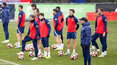 Simeone, al frente del entrenamiento del Atlético.