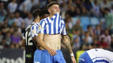 Decepción en los jugadores del Málaga en el partido ante el Burgos.