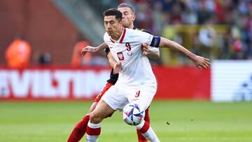 BRUSSELS, BELGIUM - JUNE 08: Robert Lewandowski of Poland holds off Toby Alderweireld of Belgium during the UEFA Nations League League A Group 4 match between Belgium and Poland at King Baudouin Stadium on June 8, 2022 in Brussels, Belgium. (Photo by Robbie Jay Barratt - AMA/Getty Images)
