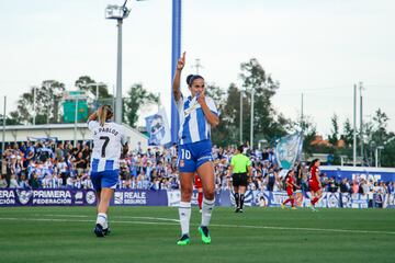 Lice Chamorro celebra besándose el escudo y cruzando los dedos.