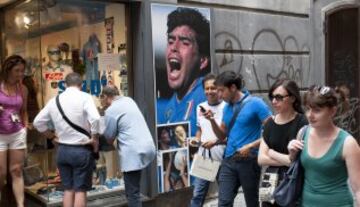 Que Maradona es un mito nadie lo discute. En Nápoles todavía guardan el recuerdo de sus años pasados en el equipo de la ciudad. Para los napolitanos, Maradona nunca se fue de allí.