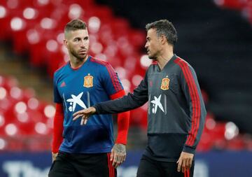 Luis Enrique y Sergio Ramos durante un entrenamiento en Wembley.