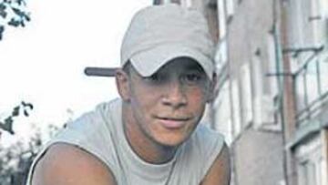 <b>CAMBIO RADICAL. </b>Arroyo ha pasado de ser futbolista a solador en siete años.