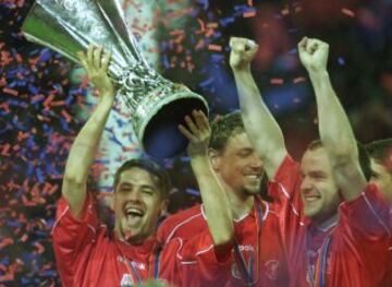 Michael Owen and Danny Murphy lift the Cup.