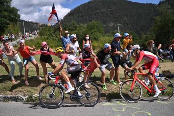  El corredor del equipo Trek Toms Skujins de Letonia y el piloto del Equipo Cofidis Anthony Perez de Francia 