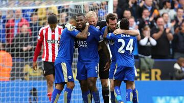 TK001. Leicester (United Kingdom), 03/04/2016.- Leicester City's Wes Morgan (C) celebrates with team-mates their win at the final whistle of the English Premier League soccer match between Leicester City and Southampton at The King Power Stadium in Leicester, Britain, 03 April 2016. EFE/EPA/TIM KEETON EDITORIAL USE ONLY. No use with unauthorized audio, video, data, fixture lists, club/league logos or 'live' services. Online in-match use limited to 75 images, no video emulation. No use in betting, games or single club/league/player publications.