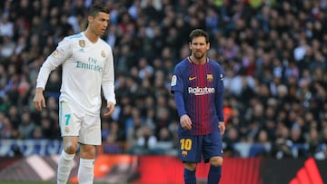Cristiano Ronaldo y Leo Messi, en acci&oacute;n durante un Cl&aacute;sico entre Real Madrid y Barcelona.