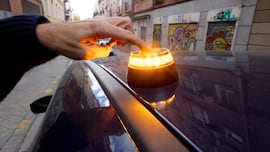 Los guardias civiles piden reducir el radio de geolocalización de la baliza V-16: “No tiene sentido”