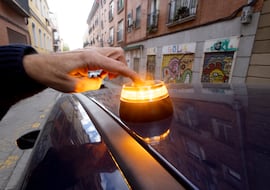 Los guardias civiles piden reducir el radio de geolocalización de la baliza V-16: “No tiene sentido”