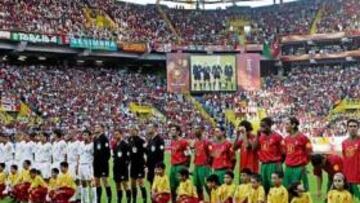 <b>AFICIÓN, CLIMA Y GRANDES ESTADIOS. </b> En la foto, las selecciones de España (de blanco) y Portugal en el partido que disputaron en Lisboa en la Eurocopa de 2004. Entre ambos países tienen muchos de los mejores estadios de Europa, tradición futbolística e inmejorables infraestructuras de transporte y hoteleras por la industria del turismo en la que ambos son líderes.