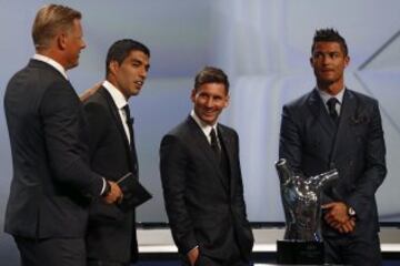 Los 3 nominados al trofeo de mejor jugador de la UEFA, Messi, Cristiano Ronaldo y Luis Suárez con el presentador de la gala, el ex portero danés Peter Schmeichel.