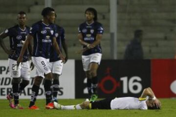 Futbol, Colo Colo v Independiente del Valle.
Copa Libertadores 2016.
El jugador de Colo Colo Jaime Valdes se lamenta luego de perder una oportunidad de gol contra Independiente del Valle durante el partido de Copa Libertadores en el estadio Monumental.
Santiago, Chile.
14/04/2016
Marcelo Hernandez/Photosport*******

Football, Colo Colo v Independiente del Valle.
Copa Libertadores Championship 2016.
Colo Colol's player Gonzalo Fierro reacts after losing a goal against  Independiente del Valle during Copa Libertadores Championship at Monumental stadium in Santiago, Chile.
14/04/2016
Marcelo Hernandez/Photosport